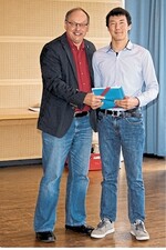Siegfried Schwab (l.) mit Bekturgan Turatbekov, Praktikant der Familie Rometsch, der das Praktikum als bester kirgisischer Teilnehmer abschloss.
