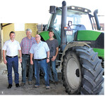 Bodenständig und nachhaltig: Heinz Scheffold und Sohn Günter Scheffold haben ihren Betrieb über Jahrzehnte lang aufgebaut.Verjubelt haben wir noch nie etwas", sagt Heinz Scheffold. Beraten werden die beiden von Michael Zettel (links) und Niklas Kreeb (3. v. l.) vom Kreisbauernverband Biberach-Sigmaringen.