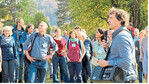 Matthias Strobl (rechts) vom Infodienst Landwirtschaft, Ernährung, Ländlicher Raum (LEL) Schwäbisch Gmünd erklärte den Teilnehmer der Exkursion, wie sich die Zusammenarbeit mit Schäfereien für den Artenschutz im Kreis Heidenheim gestaltet.