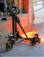 Das Abflammen der rutschig gewordenen Laufflächen wird mit einem kleinen, 50 Zentimeter breiten Handgerät durchgeführt.