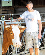 Alexander (Foto) und Martin Kern halten auf dem Spitalhof zwölf Mutterkühe und deren Nachzucht. Das Fleisch der eigenen Rinder und Ochsen verarbeiten sie in der hofeigenen Metzgerei.