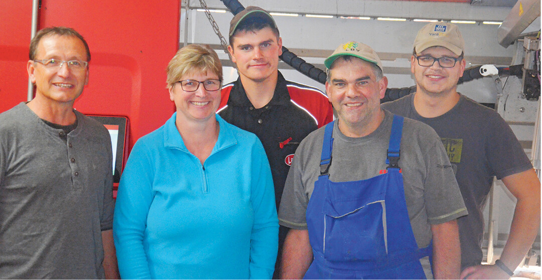 Familie Wörle freut sich über den neuen Melkroboter: Jutta und Harald Wörle mit den beiden Söhnen Maximilian und Daniel Wörle, links im Bild Energieberater König.