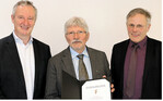 Ein bisschen Wehmut liegt in der Luft der langjährige Chefredakteur des Schwäbischer Bauer" und stv. BWagrar-Chefredakteur, Eberhard Stümpfle, nimmt für 37 Jahre erfolgreichen journalistischen Wirkens von Vizepräsident Gerhard Glaser (r.) die Goldene Ähre" des Landesbauernverbandes (LBV) entgegen. Verleger Matthias Ulmer (l.) dankt persönlich und im Namen aller Kolleginnen und Kollegen.