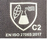 Der Erlenmeyerkolben mit Blatt zeigt an, dass es sich hierbei um Arbeitskleidung handelt, die nach DIN EN ISO 27065 zertifiziert ist.