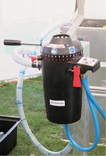 Das Kopplungsgerät Pentair Hypro verbindet Pflanzenschutzbehälter beim Befüllen der Feldspritze.