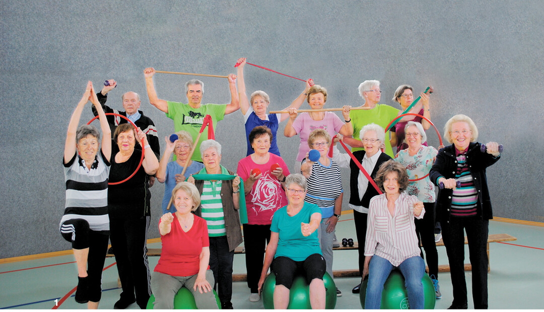 Osteoporose-Gymnastik mit Spaß und Schwung: Christel Schneider (2. R., 1. v. r.) und eine Trainingsgruppe stellen Hilfsmittel zum Muskelaufbautraining vor.