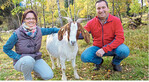 Bettina und Achim Schellenbaum mit einer ihrer Ziegen aus dem Projekt MeiMecki der Ziegeninvest auf der Alb".