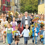 Angeführt von der Bauernkapelle Oberschwaben zieht die Festgemeinde von der Liebfrauenkirche zum Festgelände in die Frauenstraße.