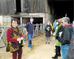 In Oberderdingen-Großvillars führte der junge Landwirt Hartmut Rostan (Mitte) die Landfrauen und Gerlinde Kretschmann (links) durch seinen Bio-Milchviehbetrieb.