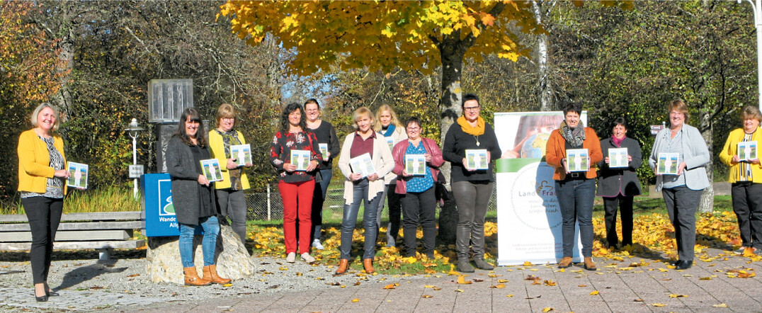 Die Landfrauen aus dem Württembergischen Allgäu präsentieren mit Alexandra Scherer (l.), der Bürgermeisterin von Bad Wurzach, ihr neu aufgelegtes Kochbuch.