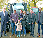 Der Schlüssel für den neuen Schlepper wurde Familie Krämer bei der RWZ-Agrartechnik in Wittlich übergeben. Im Bild (v. l.) Valtra-Gebietsleiter Martin During, die Gewinner Jürgen und Katharina Krämer mit Lena und Laura, Michael Nau, Anzeigenleiter der Rheinischen Bauernzeitung, sowie Rudolf Hayer, Geschäftsführer Agrartechnik Eifel-Mosel.