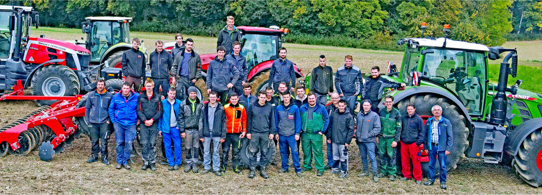 Den Landmaschinenmeisterschülern aus Kirchheim/Teck standen auf dem Feldtag eine breite Maschinen- und Gerätepalette zur Verfügung.