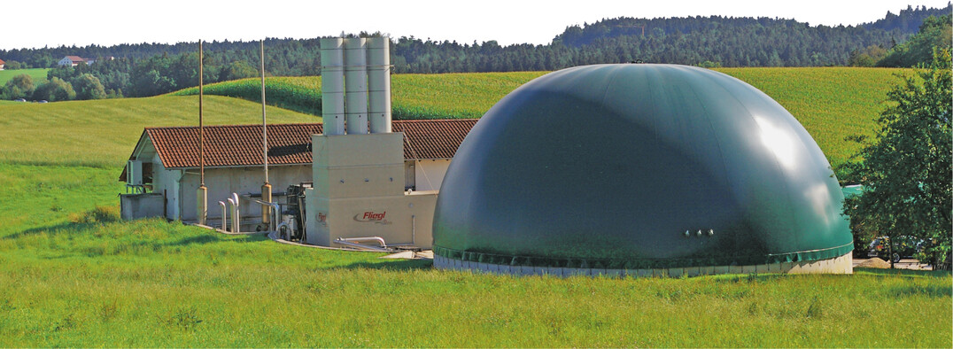 Der Umbau für flexiblen Anlagenbetrieb erfordert größere Gasspeicher. Hierzu können Gärbehälter mit großen, halbkugelförmigen Tragluftdächern ausgestattet werden.