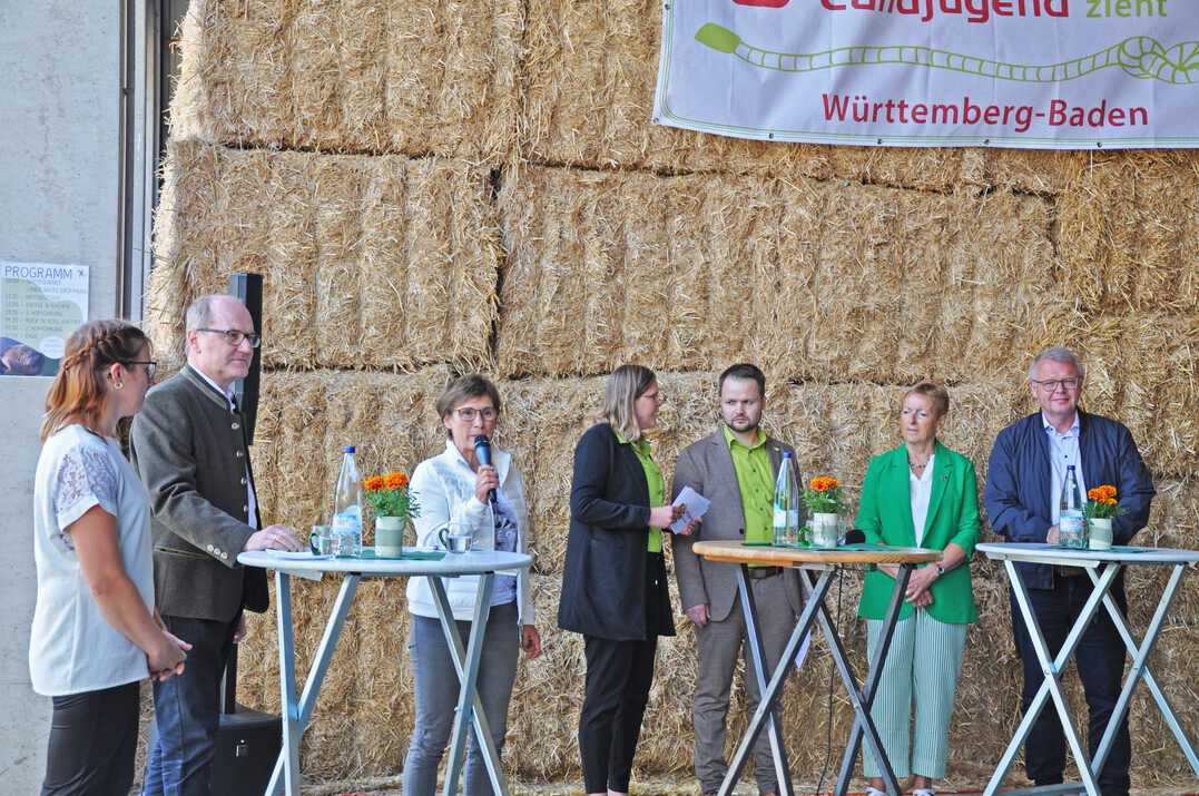 Simone Biermann, Hans-Benno Wichert, Sabine Kurtz, Anna Hollenbach (Landesvorsitzende der Landjugend Wrttemberg-Baden), Christian Leu, Marie-Luise Linckh und Martin Boschet sprachen am Tag des offenen Hofes ber die Zukunft der Landwirtschaft.