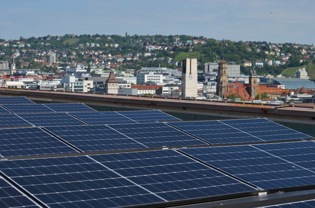 Mehr PV-Anlagen auf Dachflchen um landwirtschaftliche Flchen zu erhalten: Der Landesbauernverband in Baden-Wrttemberg geht selbst mit gutem Beispiel voran. Auf dem Dach der LBV-Geschftsstelle in Stuttgart wurde eine Photovoltaikanlage mit einer Flche von 480 qm installiert.