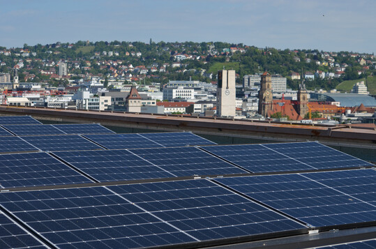 Mehr PV-Anlagen auf Dachflchen um landwirtschaftliche Flchen zu erhalten: Der Landesbauernverband in Baden-Wrttemberg geht selbst mit gutem Beispiel voran. Auf dem Dach der LBV-Geschftsstelle in Stuttgart wurde eine Photovoltaikanlage mit einer Flche von 480 qm installiert.
