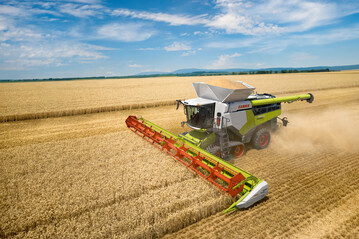 Der Lexion ist die leistungsstrkte Mhdrescherbaureihe von Claas. Fr 2024 stellt sich Claas, einer der weltweit fhrenden Hersteller von Landtechnik, auf ein deutlich schwierigeres Marktumfeld ein, nach den hervorragenden Ergebnissen im abgelaufenen Geschftsjahr.