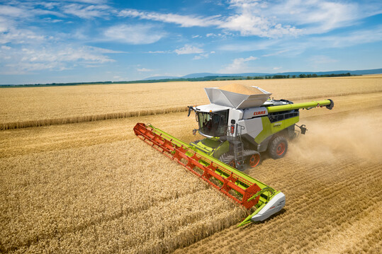 Der Lexion ist die leistungsst�rkte M�hdrescherbaureihe von Claas. F�r 2024 stellt sich Claas, einer der weltweit f�hrenden Hersteller von Landtechnik, auf ein deutlich schwierigeres Marktumfeld ein, nach den hervorragenden Ergebnissen im abgelaufenen Gesch�ftsjahr.