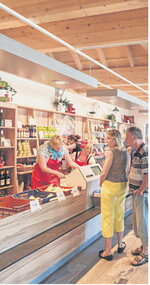 Spargel und begleitende Produkte aus der Region – vom Schinken über Nudeln zu Weinen – machen die Hofläden attraktiv für Kunden, so attraktiv, dass diese dafür oft weite Anfahrtswege bis zu 100 Kilometer in Kauf nehmen und immer wiederkommen (Spargel- und Erdbeerhof Böser).