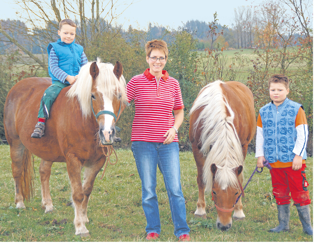Charlotte Landes aus Kreberg-Waldtann ist seit zehn Jahren Leiterin des elterlichen Betriebs mit Ackerbau und Schweinemast, den sie gemeinsam mit Vater und Mutter bewirtschaftet. Ehrenamtlich engagiert sie sich als Vorsitzende des Maschinen- und Betriebshilfsring e. V. Crailsheim. Charlotte Landes, hier mit den Shnen Moritz (l.) und Patrick, ist eine der fr die Studie an der Universitt Hohenheim interviewten 30 Betriebsleiterinnen.