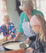 Im Freilandmuseum Wackershofen beaufsichtigt Eva-Marie Zipperer bei der Apfel-Aktion das Schneiden mit dem scharfen Pizzaroller.