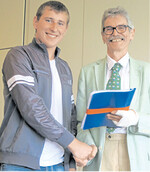 Der AKI-Vorsitzende, Bernd Meyer zu Berstenhorst (r.), gratuliert Oleg Mospan zum erfolgreichen Abschluss des Landwirtschaftspraktikums.