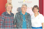 Haben sich in der Landfrauenarbeit stark engagiert: Elfriede Igel (l.) aus Dürmentingen und Gertrud Fuchsloch (r.) aus Friedingen. Für ihre zehnjährige Arbeit als Orts- und als Sprengelvorsitzende ehrte Kreisvorsitzende Elfriede Elser sie nun mit der Silbernen Biene.