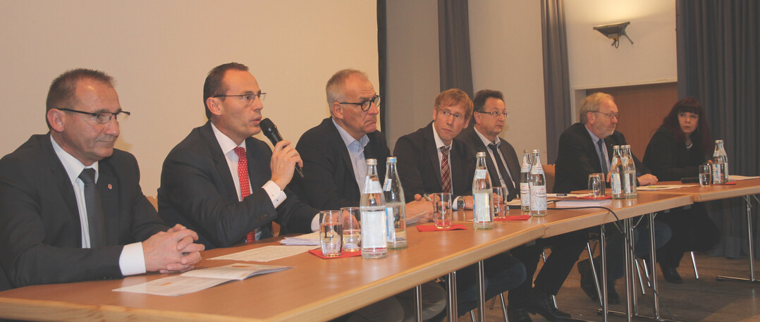 Fnf Mnner und eine Frau saen bei der LBV-Veranstaltung als Gste auf dem Podium, von links: Metzgermeister Rdiger Pyck vom Landesinnungsverband des Fleischerhandwerks Baden-Wrttemberg, Ulmer Fleisch-Geschftsfhrer Rolf Michelberger, Rewe-Manager Dr. Ludger Breloh, Moderator und LBV-Marktreferent Marco Eberle, Dr. Andreas Randt vom Tiergesundheitsdienst Bayern, Dr. Heinz Schweer vom niederlndischen Fleischvermarkter Vion und Prof. Dr. Ulrike Weiler vom Institut fr Nutztierwissenschaften der Uni Hohenheim. 