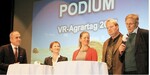 Wege und Methoden, um Burn-out oder andere psychischen Erkrankungen zu verhindern, diskutierten beim VR-Agrartag v. l.: Moderator Oliver Knab, die Expertinnen Helma Ostermayer und Maike Aselmeier sowie Landwirt Michael Pelkum und LBV-Vizepräsident Gerhard Glaser.
