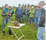 Rolf Kern (l.) erklärt die Wirkunsweise unterschiedlicher Zwischenfrüchte auf die Bodenstruktur. Rund 70 Interessierte waren nach Kraichtal gekommen.