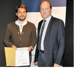 Martin Thierberger (l.) wird von Vizepräsident Hans-Benno Wichert mit dem Preis des Landesbauernverbandes ausgezeichnet.