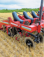 Durch das Strip-Till-Verfahren lässt sich eine Bodenlockerung sowie tiefere Einbringung von Dünger kombinieren.