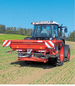 Den Primo gibt es als mechanische Version sowie als geschwindigkeitsabhängig gesteuerten Streuer und als Wiegestreuer.