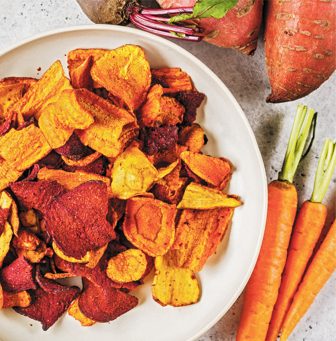 Gemüsechips aus Möhren, Rote Bete und Süßkartoffeln bieten Abwechslung aus der Tüte und ein besonderes Geschmackserlebnis. Man kann sie natürlich auch selbst im Backofen herstellen.