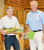 Rupert Bach (r.) dankte Willi Schwegler für 25 Jahre engagierten Einsatz für die Maschinengemeinschaft Waghäusel.