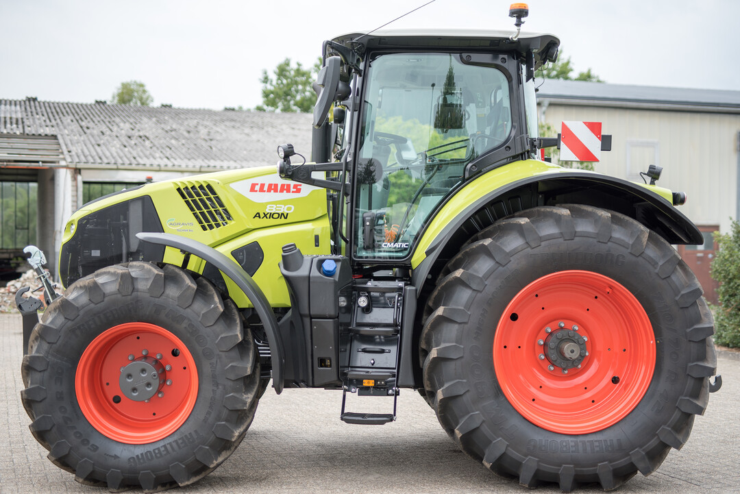 Claas Axion 830 CMATIC:  Strken: Khlerreinigung, Kupplung Hydraulikschluche, leise Kabine, Werkzeugkasten,  Khlfach. Schwchen: Dieselverbrauch Zapfwelle, Motorl nachfllen, Vorbauma, Halterung Oberlenker Heck/Front, Sicht auf Fangkupplungen vorne
