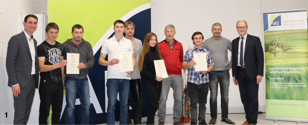 Die vier ausgezeichneten Absolventen des Praktikantenprogramms mit der Ukraine mit ihren Gastfamilien sowie AKI-Vorsitzenden Hans-Benno Wichert (r.) und Geschäftsführer Falk Kullen (l.).