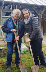 Die jetzige Vereinsvorsitzende Margret Sprügel (r.) und die Gründungsvorsitzende Erne Münz pflanzen gemeinsam die Landfrauenjubiläumsrose vor der Dreschhalle in Hollenbach.