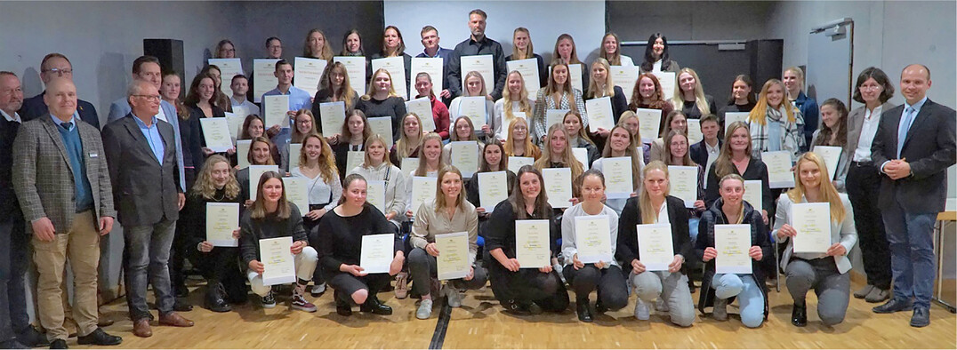 Dr. Ulrich Kraft überreicht den Absolventinnen und Absolventen im Ausbildungsberuf Pferdewirtin/Pferdewirt ihre Abschlussurkunden sowie den Pferdewirtschaftsmeisterinnen/Pferdewirtschaftsmeistern ihren Meisterbrief. Mit dabei sind berufsständische Vertreter, die die Aus- und Fortbildung im Beruf Pferdewirtin/Pferdewirt fördern sowie Vertreter der Beruflichen Schule Münsingen.
