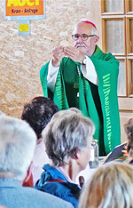 Bischof Gebhard Fürst beim Gottesdienst im Stadel von Familie Mohr in Gutermann.