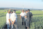 Für interessierte Landwirte gibt es regelmäßig Feldbegehungen, bei denen die Berater über aktuelle Themen berichten.