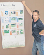 Mehr Natur: Landwirt Holger Söhner präsentiert mit Überzeugung das Ergebnisplakat seiner Biodiversitätsberatung.