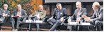 Der Gedanke einer nachhaltigen Holznutzung muss besser als bisher in der Gesellschaft verankert werden. Darüber herrschte Einigkeit in der von VSH-Geschäftsführer Ludwig Jäger (r.) moderierten Diskussion beim Verbandstag mit (v. l.) Paul Locherer (MdL, CDU), Thomas Reusch-Frey (MdL, SPD), Dr. Friedrich Bullinger (MdL, FDP) und den Sägern Stefan Schmid und Wilhelm Schilling.