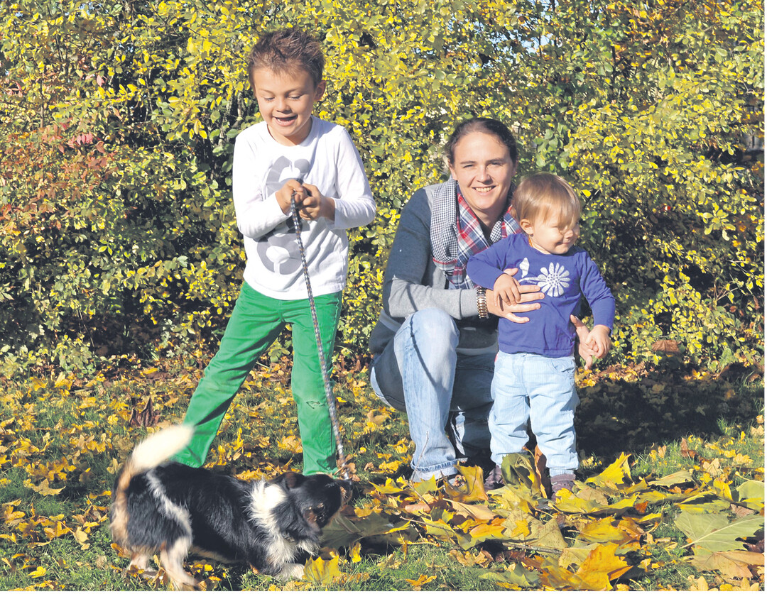 Landwirtschaftsmeisterin Caroline Böcker aus Rot am See führt seit 2011 den elterlichen Betrieb in Form einer GbR mit ihrem Lebenspartner, der selbst noch ein Lohnunternehmen betreibt. 40.000 Puten werden jährlich gemästet und 50 Hektar Acker mit Weizen, Gerste und Raps bewirtschaftet. Der Weizen geht komplett in die Putenmast. Die Mutter von Oliver (fünf Jahre) und Antonia (eineinhalb Jahre) reitet in ihrer Freizeit gerne. Sie ist Aufsichtsrätin der örtlichen Genossenschaft. Aktuell macht die 31-Jährige eine Ausbildung zur Geburtsbegleiterin für schwangere Frauen.