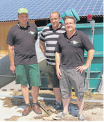 Wohlfühlen für Mensch und Tier groß geschrieben: Uwe Zollfrank (Mitte) plante und baute mit Jochen Schroeppel (l.) und Roland Hitzenbichler von NQ-Anlagentechnik.