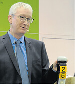 Mit der LED-Lampe oben am Halsband kann der Landwirt auffällige Kälber einfach identifizieren, wie Thomas Förster auf der Pressekonferenz demonstrierte.