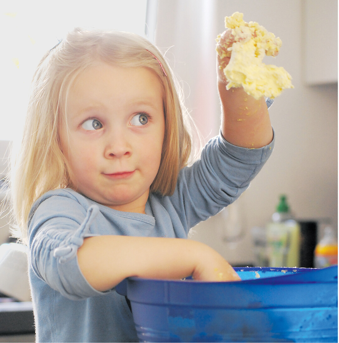 bild der woche Plätzchen backen geht jetzt vor dem ersten Advent in die heiße Phase. Besonders Kinder freuen sich auf das Kneten, Ausstechen und Verzieren der kleinen Kunstwerke.