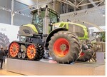 Mit dem Axion 900 Terra Trac zeigte Claas den ersten vollgefederten Halbraupentraktor.