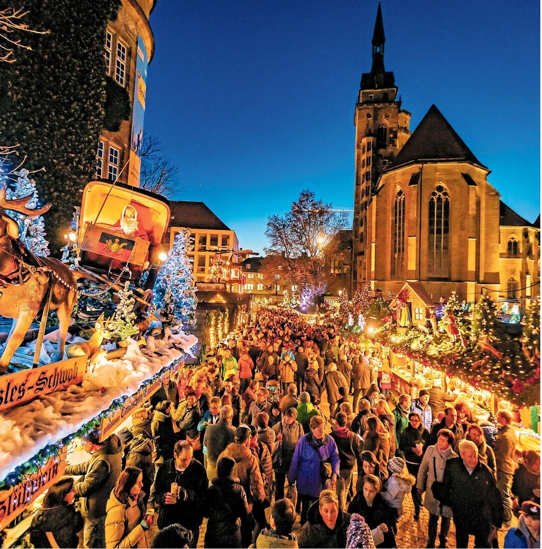 Der Duft von gebrannten Mandeln, Glühwein und allerlei Weihnachtsgebäck wird schon bald wieder durch die Städte und Dörfer im Ländle ziehen, denn viele Weihnachtsmärkte öffnen bereits nächste Woche ihre Tore. Das Brauchtum geht zurück auf das Spätmittelalter, wo Weihnachtsmärkte noch als Verkaufsmessen galten. Die Menschen hatten auf diesen Märkten die Möglichkeit, sich mit Lebensmitteln wie Fleisch und anderen Sachen für den Winter einzudecken.