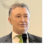 Erwin Ballis stellt die neue Kampagne Fairnetzt Hand drauf!" vor: Unabhängigkeit, Zukunftsfähigkeit und Effizienz sind die Schlagworte.